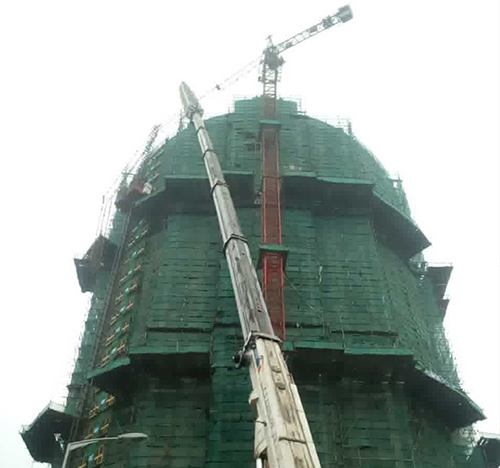 咸宁市吊车在工地上作业